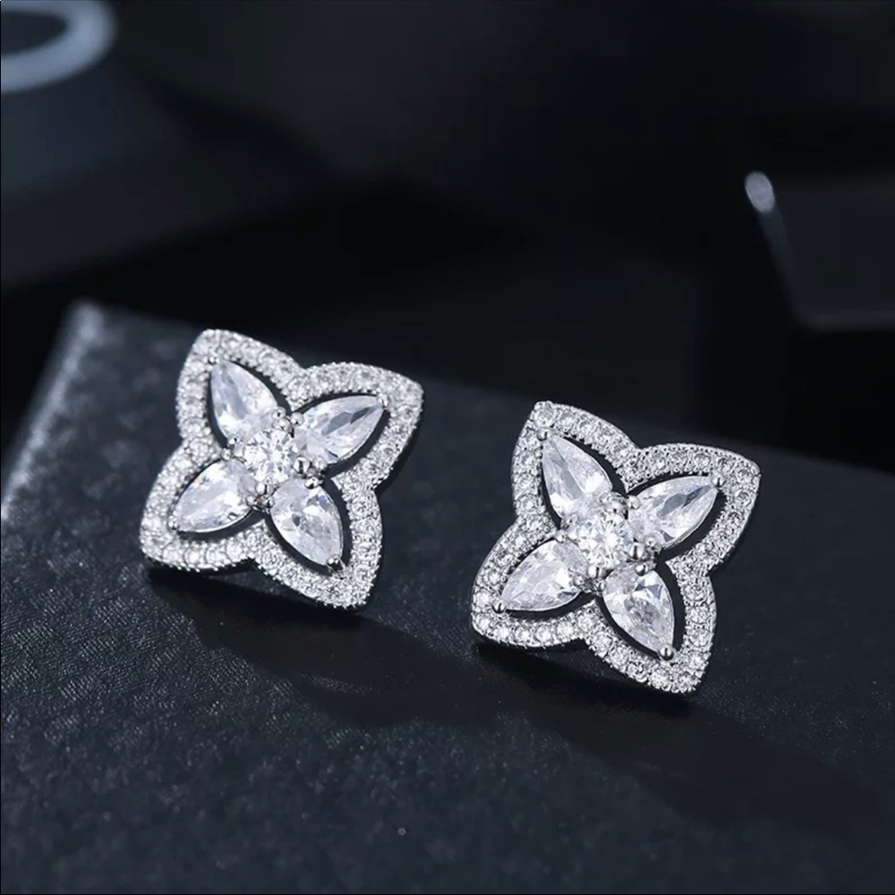 Clover stud  earrings